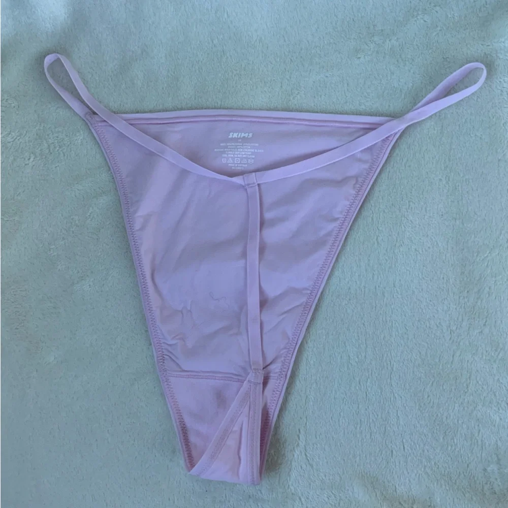 SKIMS Stretch Cotton G-String Thong - Picture 5 of 9